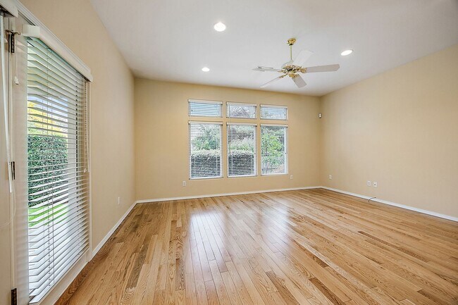 Building Photo - Alder Creek Estates Home available**Gated Community**Minutes from Rogue Regional Medical Center o...