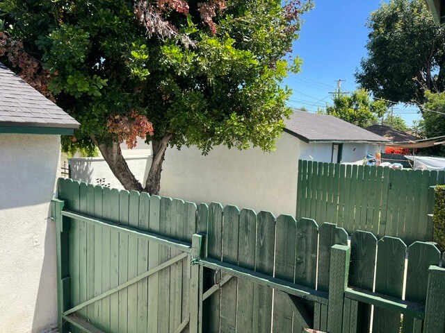 Building Photo - 7034 Hazeltine Ave