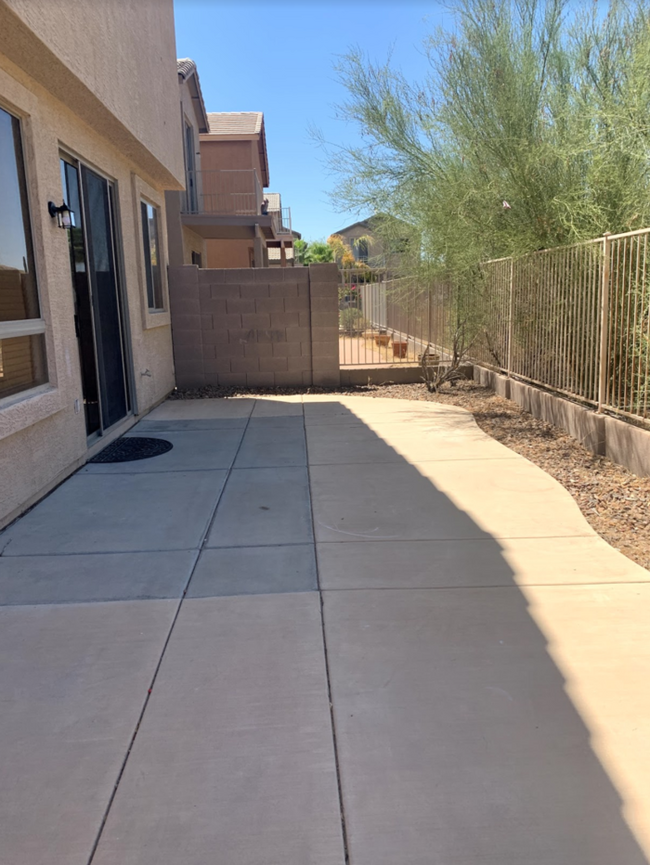 Building Photo - Spacious 3 Bed 2.5 Bath Home! Gated Commun...