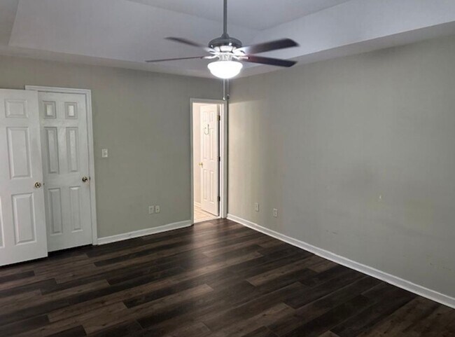 Building Photo - 2 Bedroom Townhome Conveniently Located in...