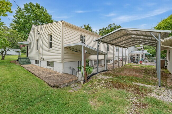 Building Photo - 1315 E Red Bud Rd
