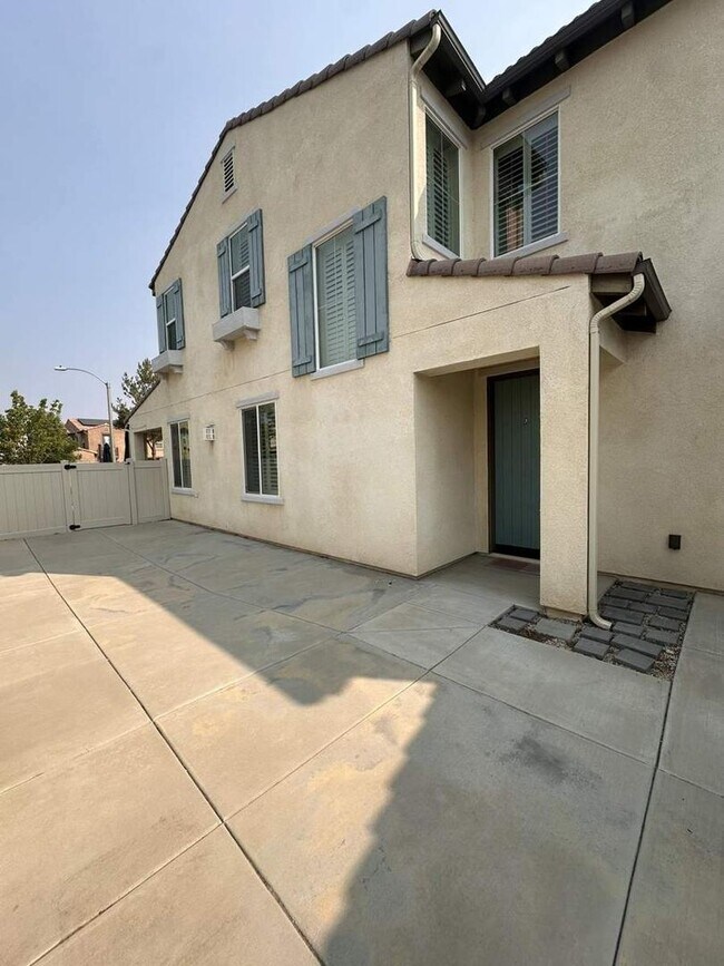 Building Photo - Stylish 4BR/3BA Home in Rosetta Canyon wit...