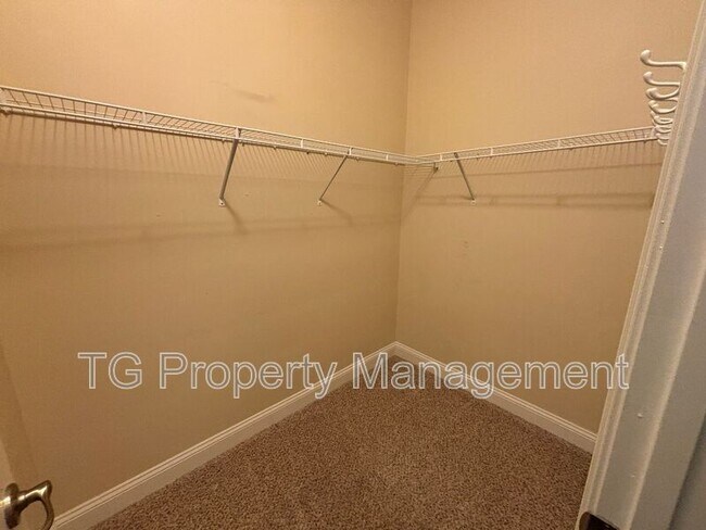 Building Photo - 157 Cloisterbane Dr