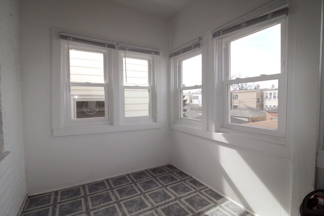 Building Photo - Charming 2 bed with Brand New Stainless - ...