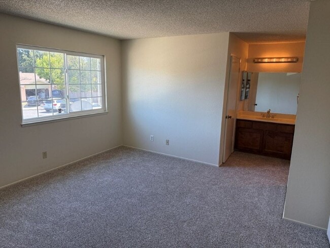 Building Photo - Updated 4 Bedroom 2.5 Bath Vacaville *Star...