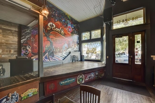 Building Photo - 601 E 8th St