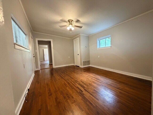 Building Photo - 3107 Alameda Dr