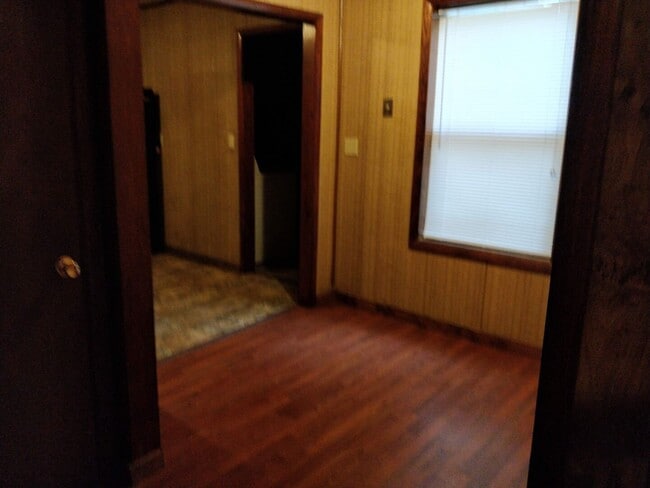 Building Photo - Comfortable living in this 3-bedroom, 1-bath home