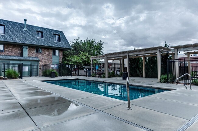 Building Photo - Updated Unit next to CMU with Pool!