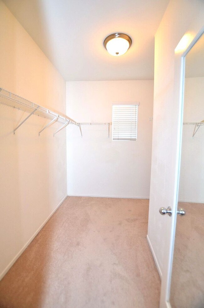 Building Photo - 4Br/3-1/2 bathroom Home