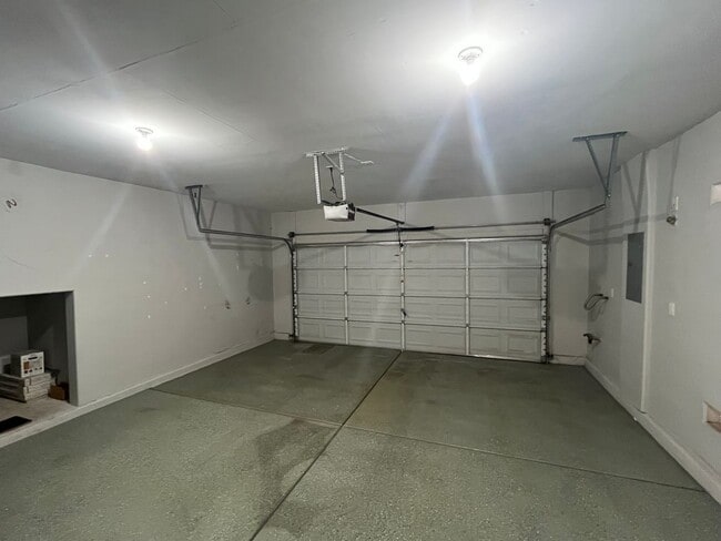 Building Photo - Beautiful 3 bedroom home