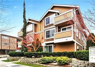 Building Photo - Live Between Lake Washington and Downtown Seattle, The Best of Both Worlds!