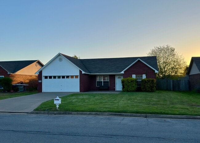 Building Photo - Gorgeously Updated 3 Bed 2 Bath 2 Car Garage