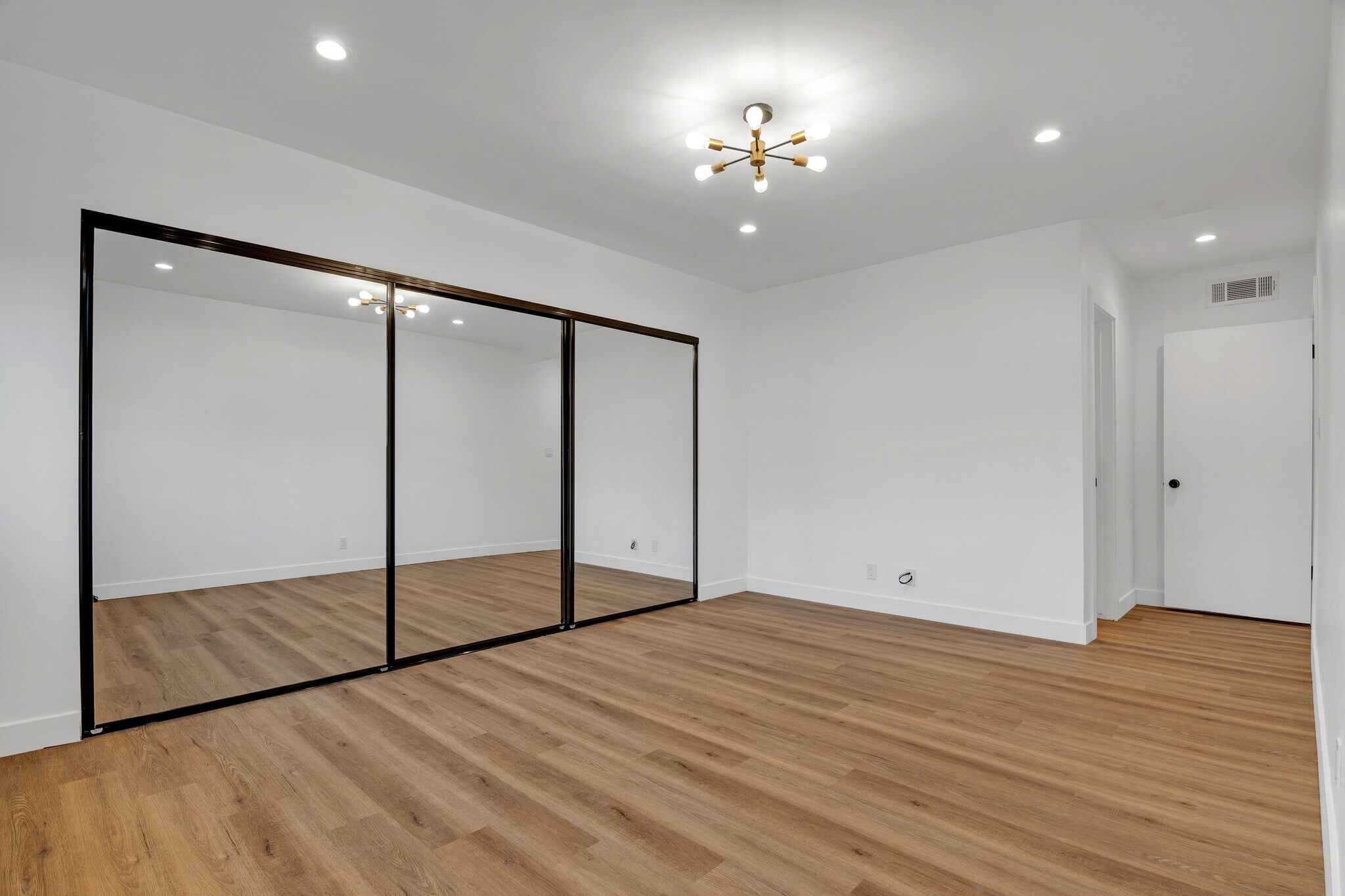 Building Photo - 950 Havenhurst Dr