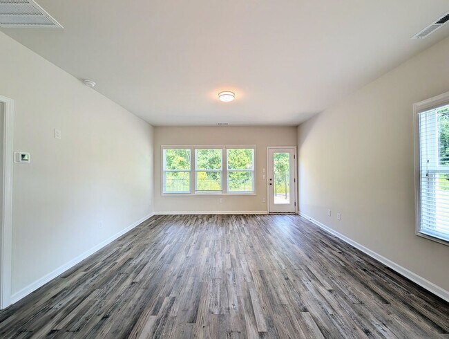 Building Photo - Stunning 4BR/3.5BA End Unit Townhome in Wa...