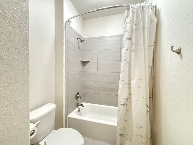 Building Photo - Beautiful 4-Bedroom Home with Free Communi...