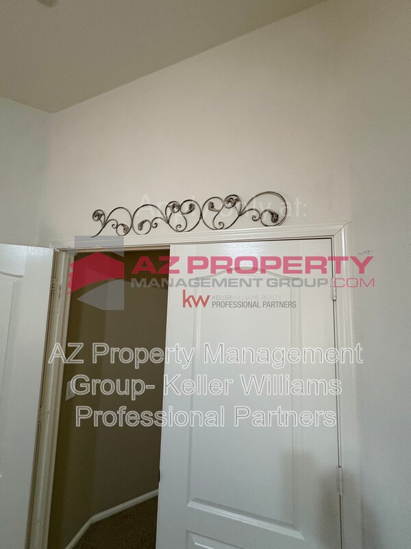 Building Photo - 15745 W Latham St