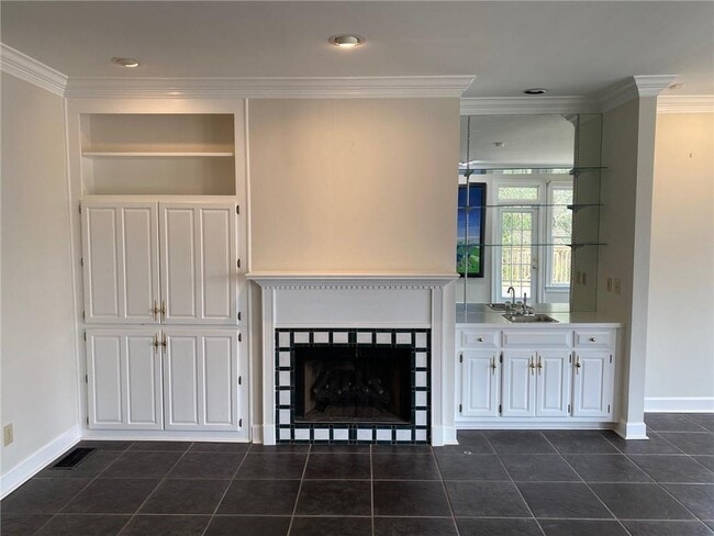 Building Photo - 7155 Roswell Rd