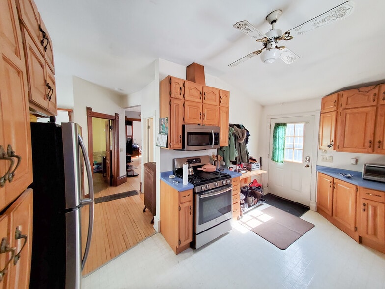 Kitchen - 373 Daly St