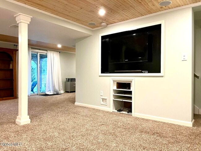 Building Photo - 8 Backstretch Ct