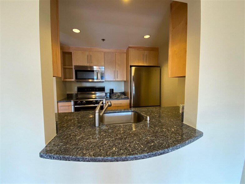 Building Photo - 931 Massachusetts Ave