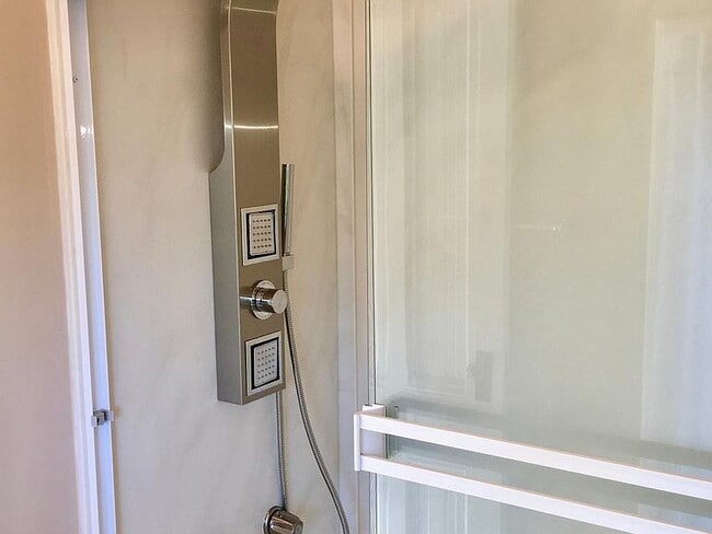 Building Photo - 225 Roosevelt Way