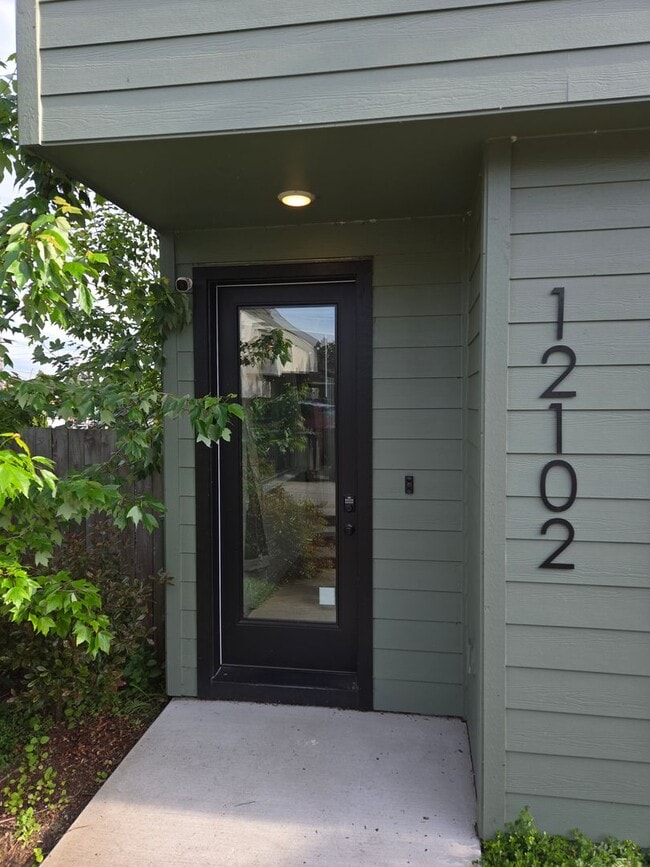 Building Photo - Sleek & Chic! 2 level 2 Bed/1.5 ba 814 Sf