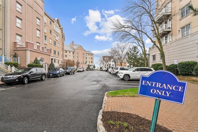 Building Photo - 100 Shearwater Ct E