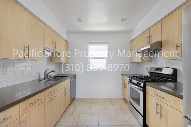 Building Photo - Charming Upper-Level One Bedroom with Priv...