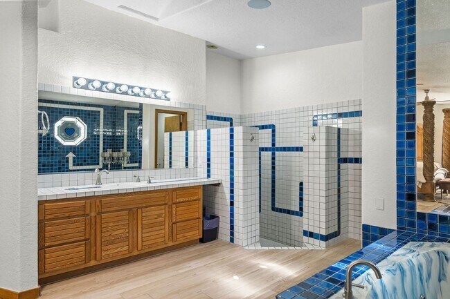 Building Photo - 4 Bedroom Pool Home on the Golf Course