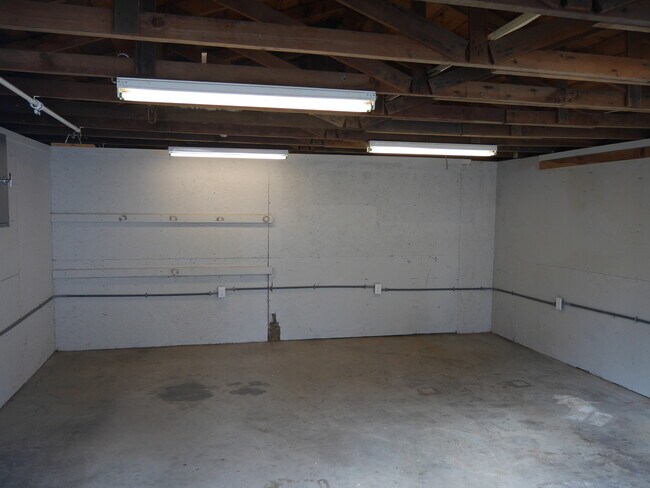 Building Photo - Charming Remodeled 2 Bedroom Shoreline Home