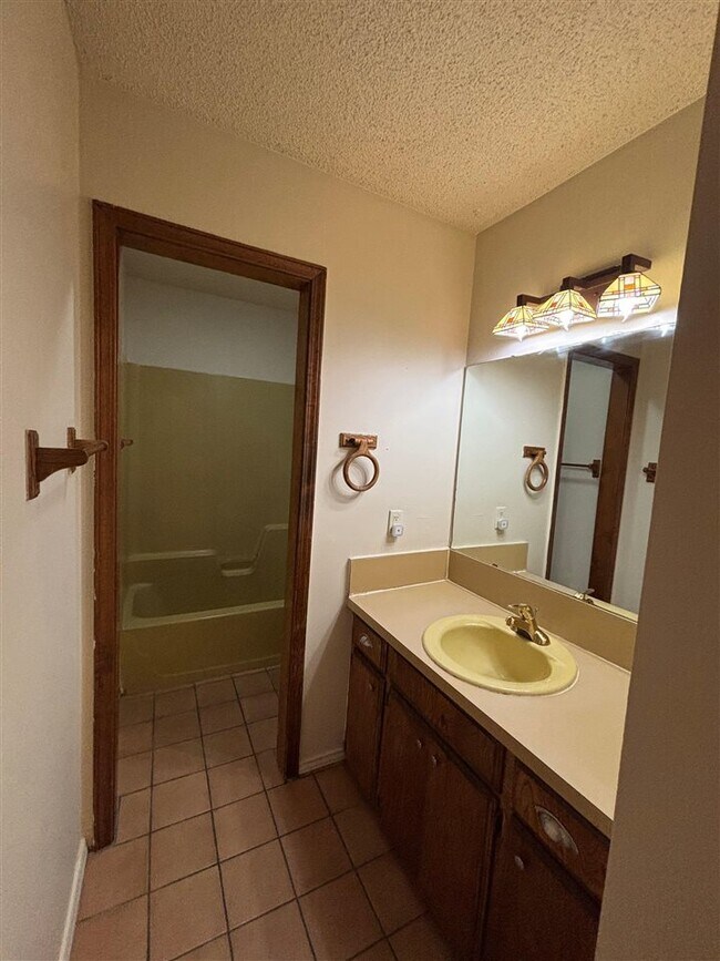 Building Photo - 901 NE Tortoise Dr