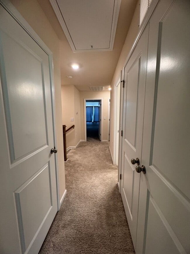 Building Photo - 3BR 2.5BA Townhome