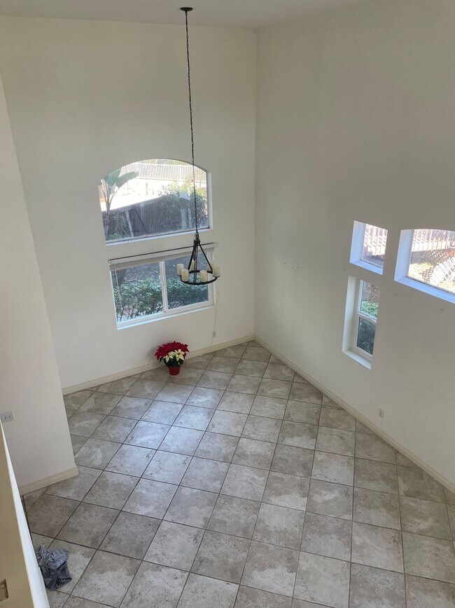 Building Photo - Spacious House for Rent