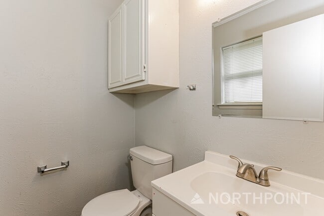 Building Photo - Mesmerizing Single Family Home | 3 BR/1.5 BA | 1-Car Covered Parking | Front and back yard!