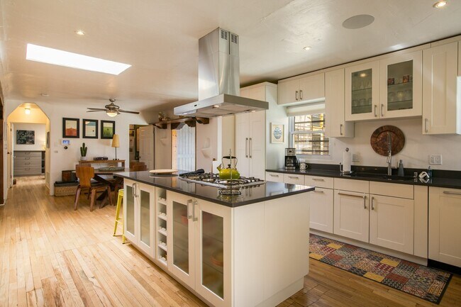 Building Photo - 610 Carlisle Blvd SE