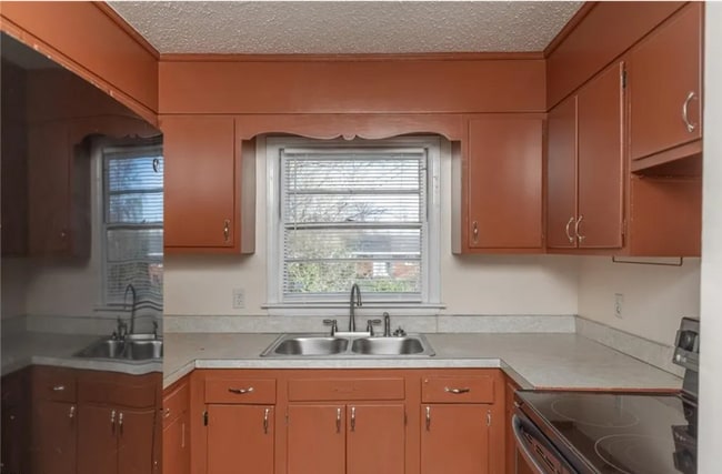 Building Photo - 2201 E Florida St