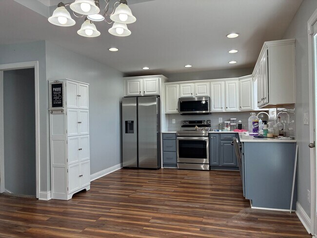 Building Photo - **Summer Ending BUT This Home is HOT**