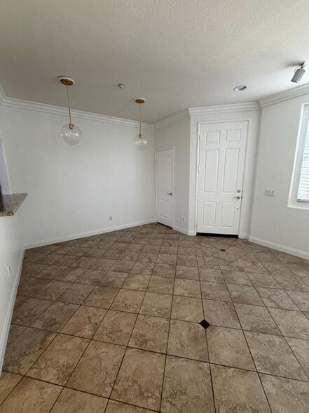 Building Photo - 10470 Hollingsworth Way