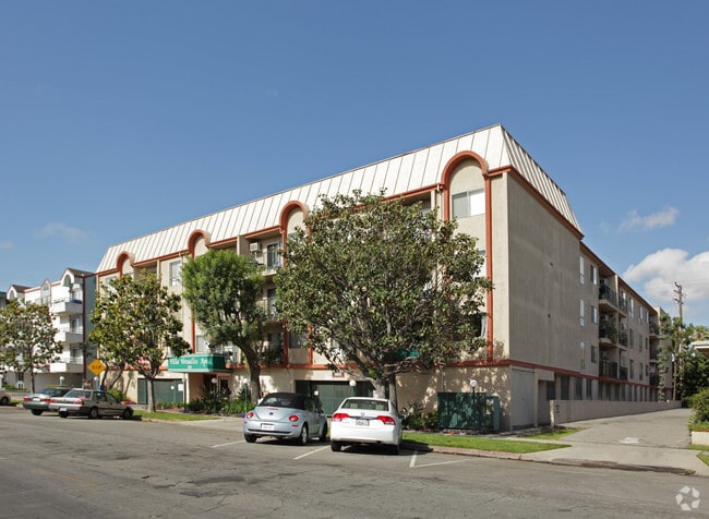 Primary Photo - Villa Versailles Apartments