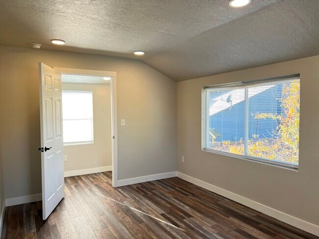 Building Photo - 3Bd/2Ba Two Story House - Available Now!