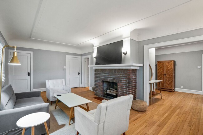 Building Photo - Rare quality UWM Flat , Walk to Campus!