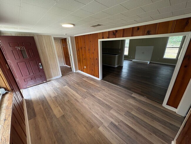 Building Photo - 3 Bedroom House Available for Rent