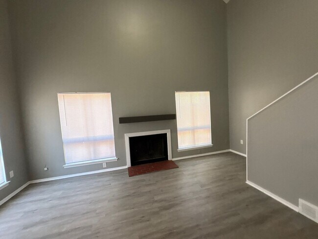 Building Photo - Newly Refreshed 3 bedroom 2 bath duplex