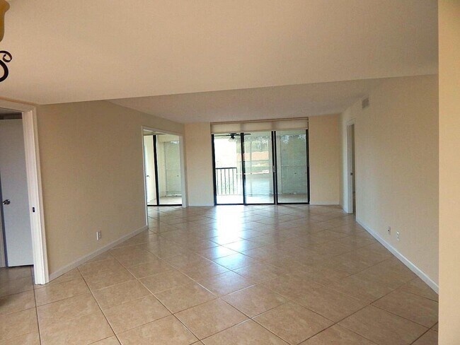 Building Photo - 5250 Woodland Lakes Dr