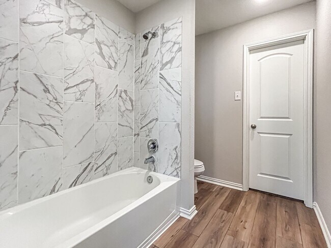 Building Photo - Beautifully Refreshed 3-Bedroom Home in De...