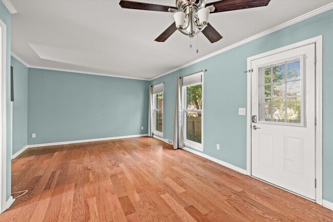 Building Photo - Inviting 3-bedroom, 1.5-bath home in the h...