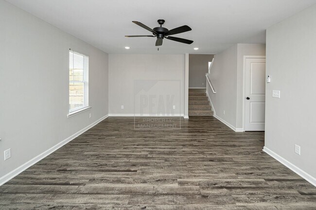 Building Photo - 390 Woodland Cir