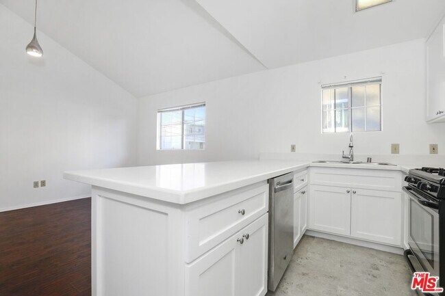 Building Photo - 1753 N Kenmore Ave