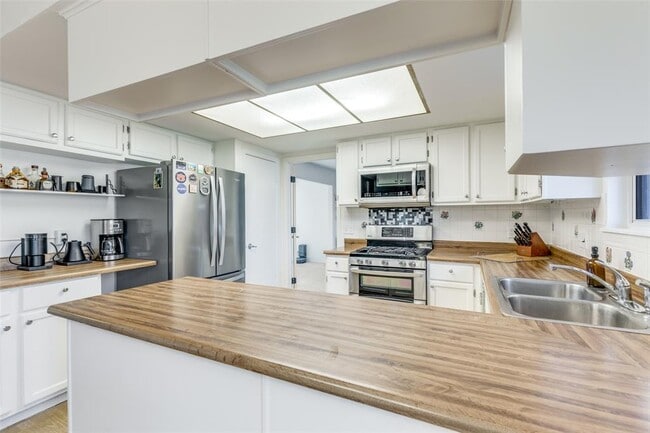 Building Photo - 4002 Biscay Dr